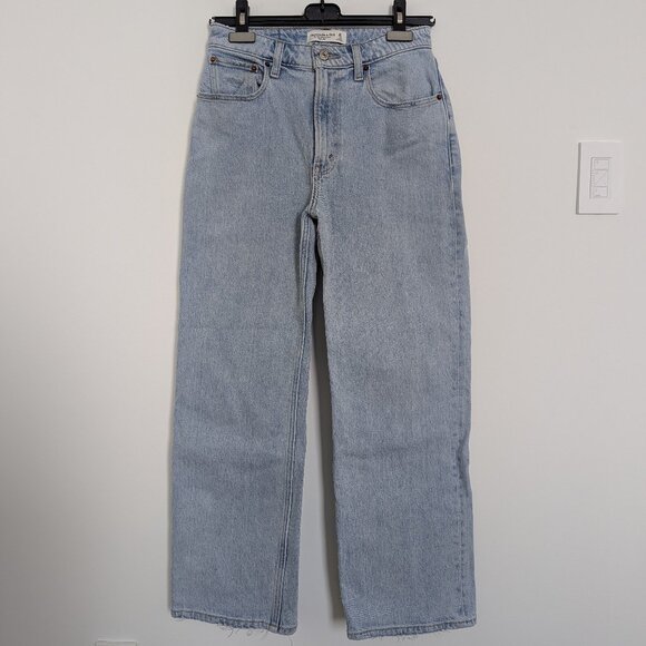 Abercrombie Curve Love High Rise 90s Relaxed Jean – Light, 26 Extra Short - Picture 1 of 2